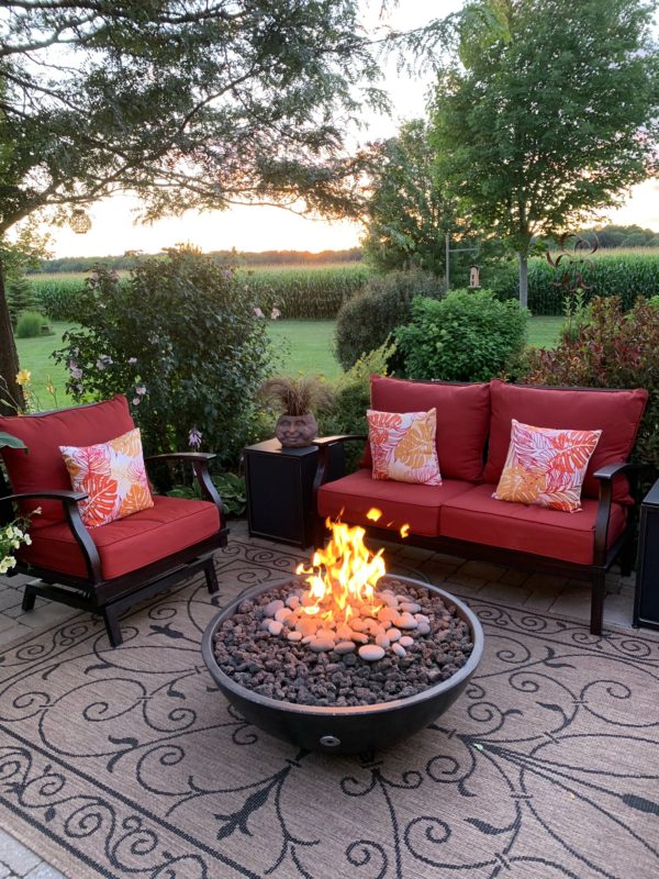 Outdoor gas fire pit